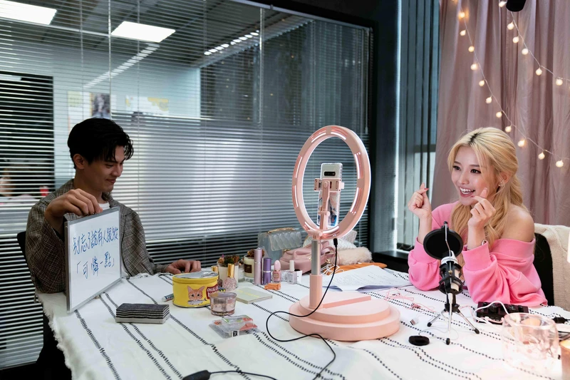 《地獄里長》蔡瑞雪（右）飾演網紅直播主，左為劇中經紀人吳承洋