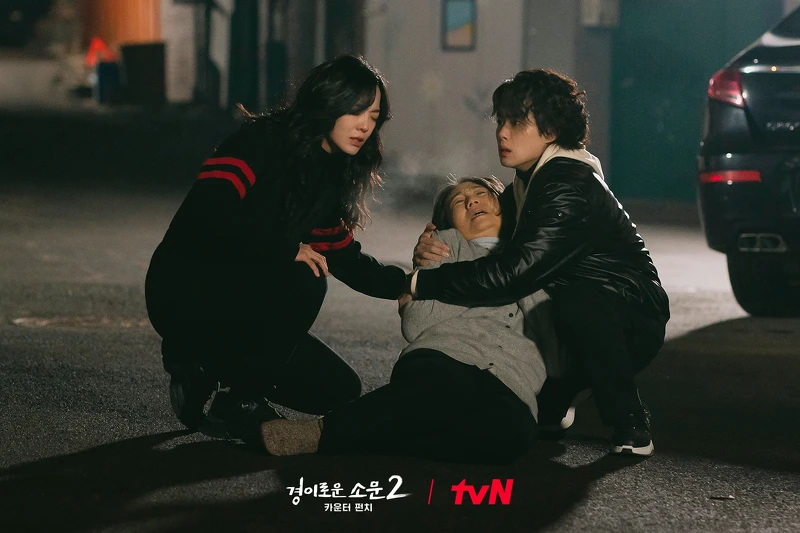 《驅魔麵館2》哈娜(左)、蘇炆(右)沒能阻止馬隊長，讓馬媽媽大受打擊昏倒在地