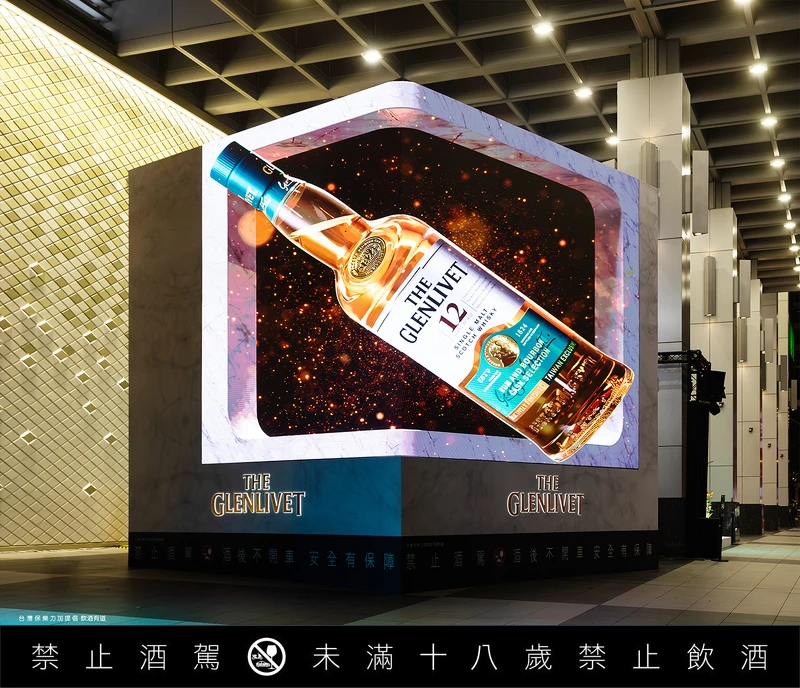 「三立方」行動酒吧現身台北市信義區。 「三立方」行動酒吧現身台北市信義區。