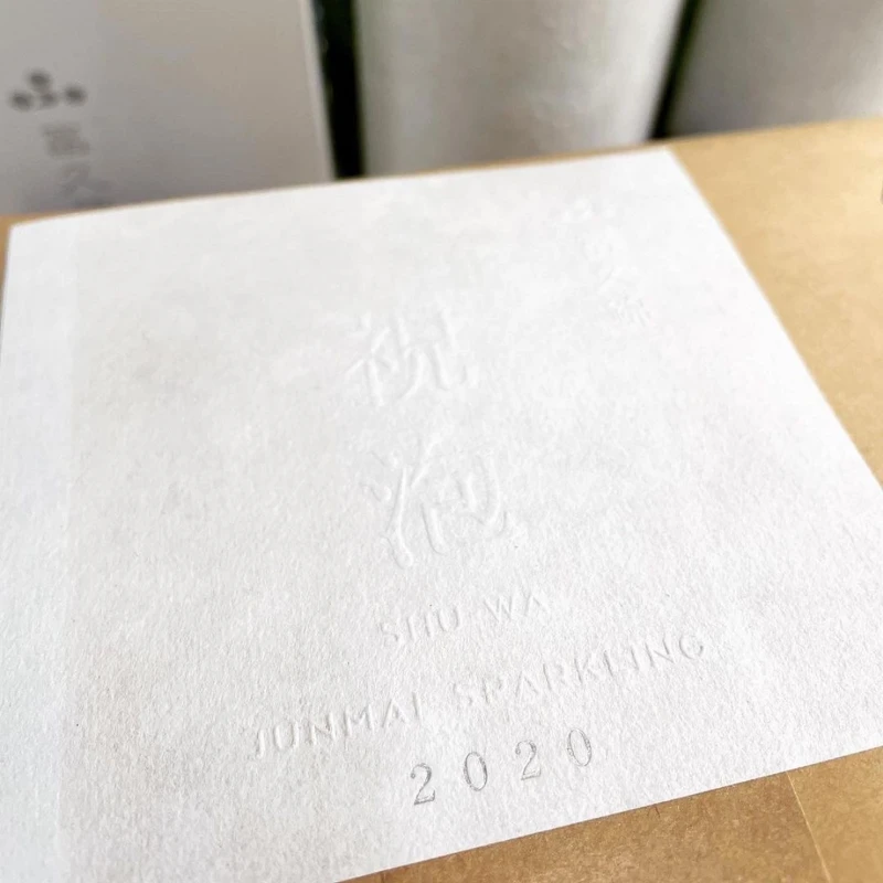 將清酒代表的喜事及無垢連結將白色作為主色。 將清酒代表的喜事及無垢連結將白色作為主色。