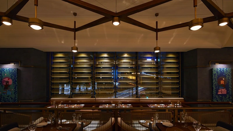 2樓District餐廳能搭配窗外高速公路景色用餐 2樓District餐廳能搭配窗外高速公路景色用餐