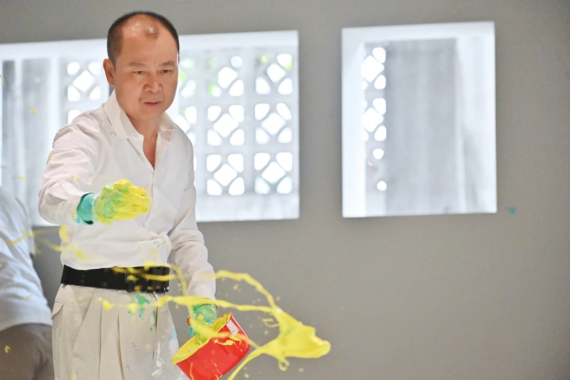 御盟集團創辦人、同時也是在近年擁有藝術家身份的邵永添，以恣意揮灑的狂野型態進行現地創作