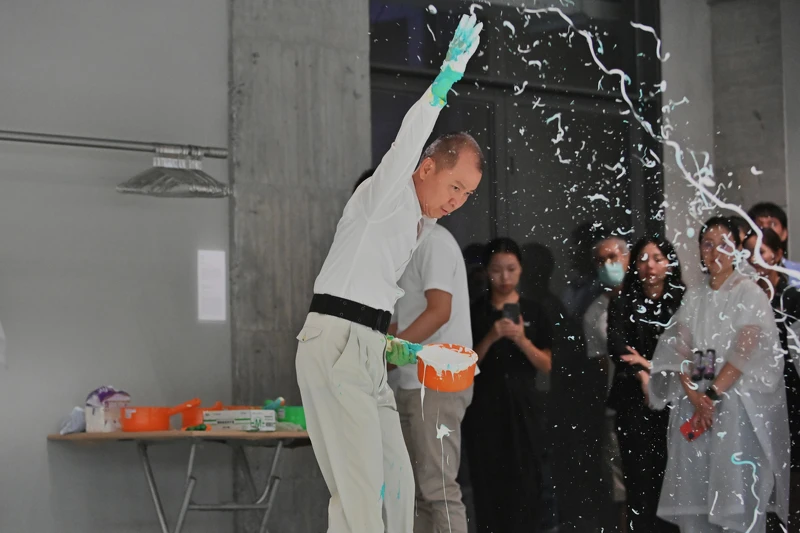 邵永添總計花費32分鐘的時間裡，接力使用50個泥作用途的勺子、389罐彩料，完成一件巨幅4200號的大型現地創作《四季》