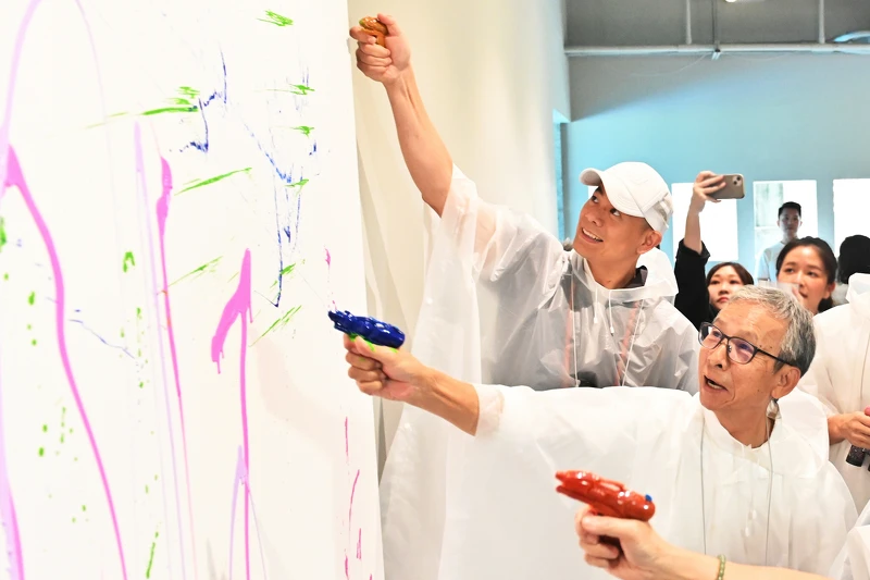 當天各界領域摯友一同創作作品「情義」，其中吳念真、方序中、江振誠等跨界好友更到場全程參與