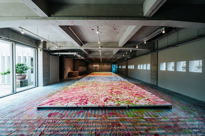 4200號的巨幅創作，作品標誌性的印象令人感受到無盡的樂觀。《Leave A Message 留言》展 Artwork：四季 Artist：邵永添（S.Y.T.) © ALIEN Art Centre 永添藝術．金馬賓館當代美術館