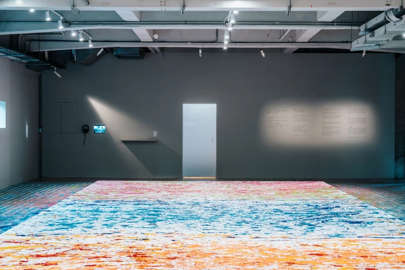 一扇門矗立於全場體驗的尾聲，導引出觀眾隱藏在內心已久的訊息。《Leave A Message 留言》展 Artist：吳念真 Wu Nien-Jen © ALIEN Art Centre 永添藝術．金馬賓館當代美術館