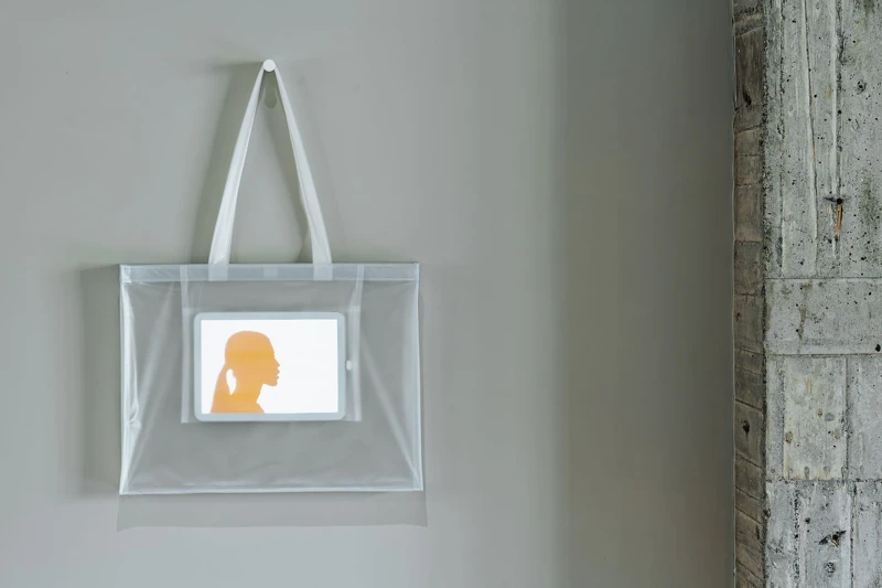 日常時序的錯置與工整，誘發觀者尋找平衡。《Leave A Message 留言》展 Artist：何采柔Joyce Ho © ALIEN Art Centre 永添藝術．金馬賓館當代美術館