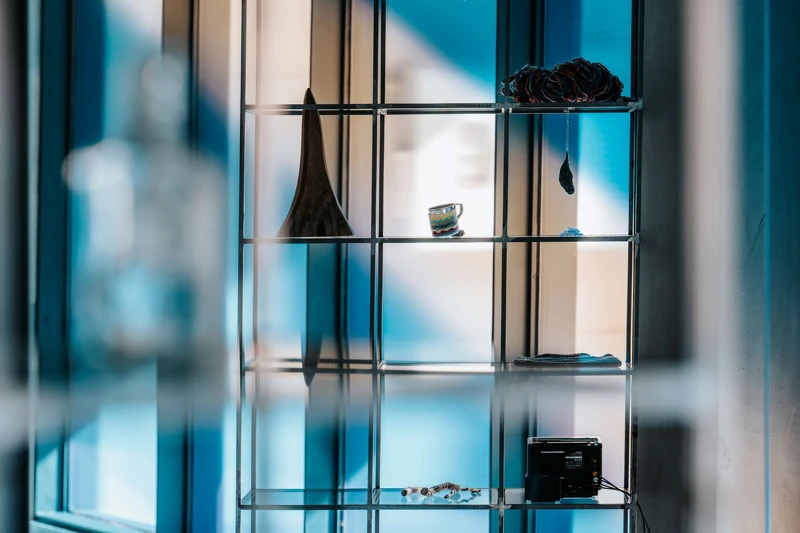 生命遺留的物件，被放置在一個鏤空的鐵架上，在這被光影反射的時間與空間裡。隨展期時間置換、不同的人將在此留下對話後，決定留下的訊息。《Leave A Message 留言》展 Artist：周書毅Chou Shu-Yi © ALIEN Art Centre 永添藝術．金馬賓館當代美術館