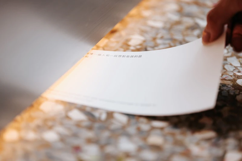 創作者由自身經歷出發，一道看得見卻虛構的房門，形塑門裡與門外情感直接交流的情境。《Leave A Message 留言》展 Artist：吳念真 Wu Nien-Jen © ALIEN Art Centre 永添藝術．金馬賓館當代美術館