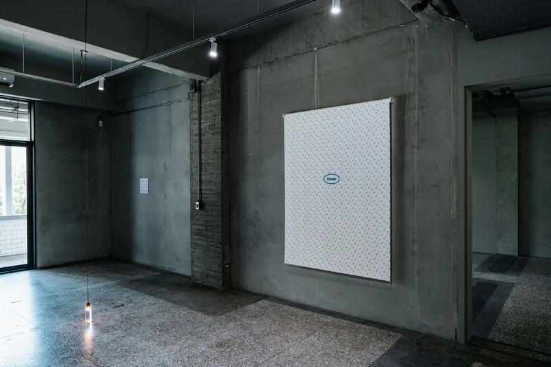 環境中，聲音、空間、作品結構的編排，產生一種可被身體經驗的節奏，讓觀看展覽的活動也像是參與了一場演出。《Leave A Message 留言》展 Artist：何采柔Joyce Ho © ALIEN Art Centre 永添藝術．金馬賓館當代美術館