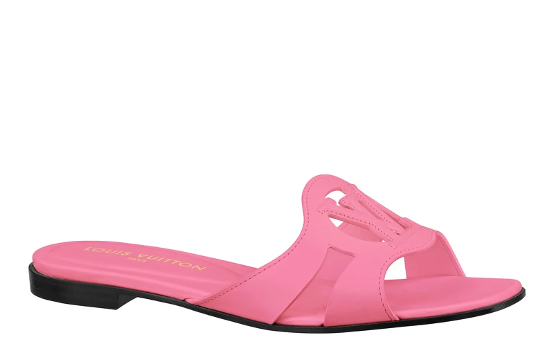 Louis Vuitton 芭比粉色拖鞋，價格店洽。