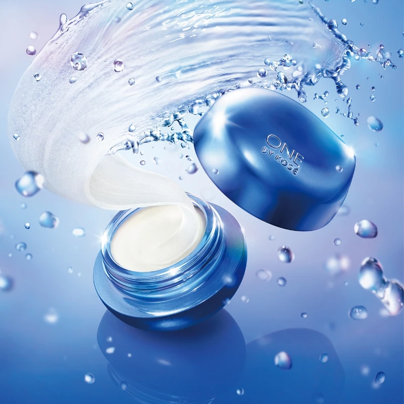 ONE BY KOSE鎖水密封精華形象圖。 ONE BY KOSE鎖水密封精華形象圖。