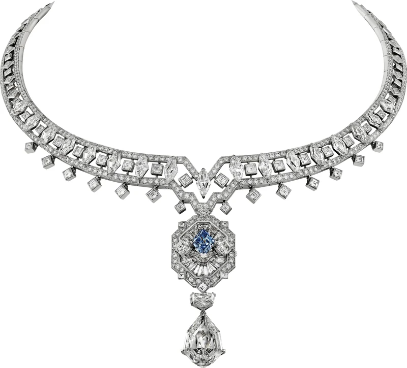 「Miroitement 」 的法文是光澤閃耀之意,代表這件套組中的2顆珍稀鑽石。白K金,一顆重2.07克拉的豔彩藍色改良菱形鑽石,一顆重8.45克拉的D IF級改良梨形階梯式切割鑽石,18顆改良菱形鑽石,2顆共重2.25克拉的D IF級IIa改良盾形鑽石,方形鑽石,阿斯恰形切割及圓形明亮式切割鑽石。參考價格約NT$ 364,500,000 「Miroitement 」 的法文是光澤閃耀之意,代表這件套組中的2顆珍稀鑽石。白K金,一顆重2.07克拉的豔彩藍色改良菱形鑽石,一顆重8.45克拉的D IF級改良梨形階梯式切割鑽石,18顆改良菱形鑽石,2顆共重2.25克拉的D IF級IIa改良盾形鑽石,方形鑽石,阿斯恰形切割及圓形明亮式切割鑽石。參考價格約NT$ 364,500,000