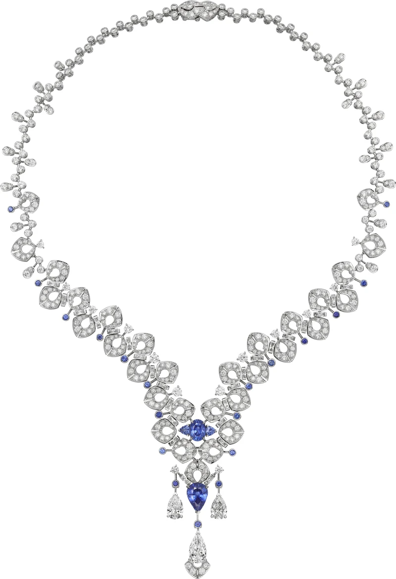 Onja在馬達加斯加語意為「震波起伏」, 呼應這組首飾的設計及其輕盈曲線。白K金、一顆4.12克拉錫蘭梨形藍寶石、一顆產自馬達加斯加2.32克拉橢圓形藍寶石、三顆梨形鑽石總重4.10克拉、三角形藍寶石、明亮式切割藍寶石、長方形和明亮式切割鑽石。參考價格約NT$ 33,000,000 Onja在馬達加斯加語意為「震波起伏」, 呼應這組首飾的設計及其輕盈曲線。白K金、一顆4.12克拉錫蘭梨形藍寶石、一顆產自馬達加斯加2.32克拉橢圓形藍寶石、三顆梨形鑽石總重4.10克拉、三角形藍寶石、明亮式切割藍寶石、長方形和明亮式切割鑽石。參考價格約NT$ 33,000,000