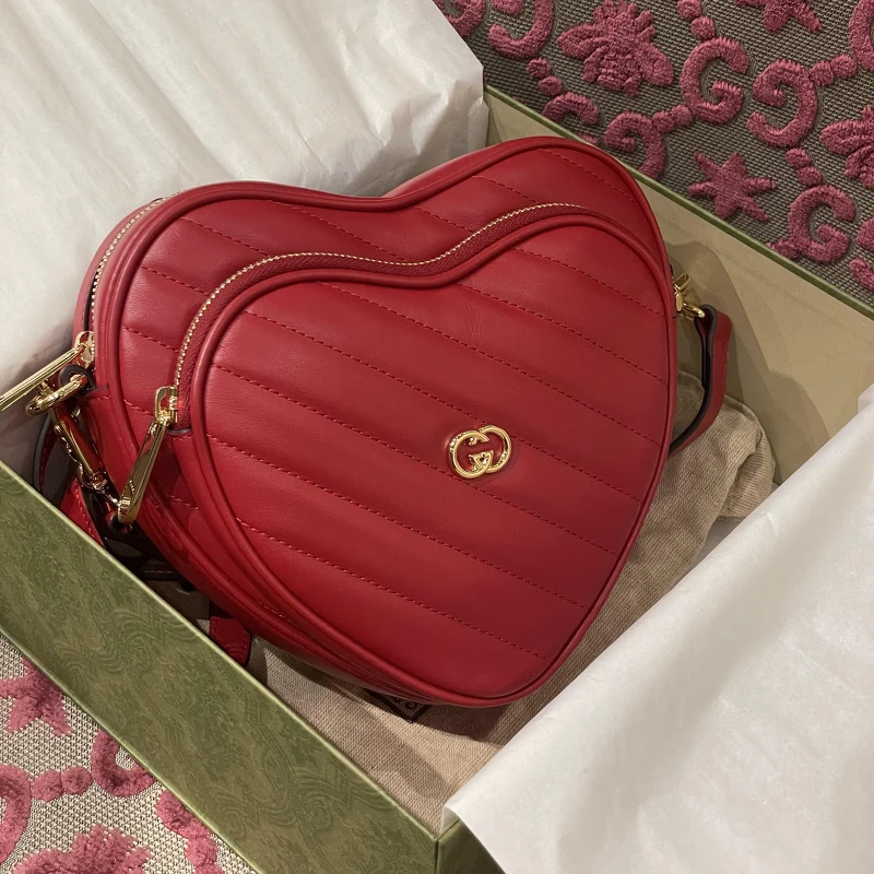 互扣式雙G紅色迷你心形肩背包，NT$67,300。