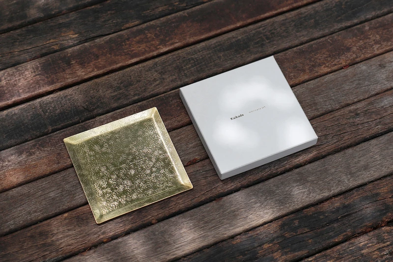 柔厚黃銅色澤隱喻了金黃的田野夜色。