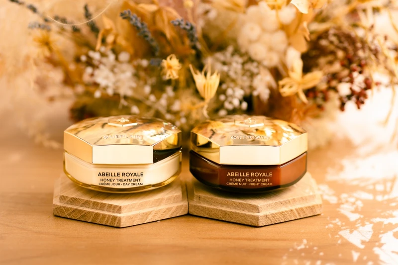 嬌蘭(左)皇家蜂王乳蜂蜜修護白霜與(右)皇家蜂王乳蜂蜜修護黑霜產品情境照。 嬌蘭(左)皇家蜂王乳蜂蜜修護白霜與(右)皇家蜂王乳蜂蜜修護黑霜產品情境照。