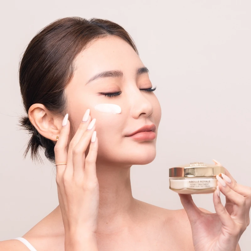 嬌蘭皇家蜂王乳蜂蜜修護白霜50ml,NT6,000。補充瓶50ml,NT5,100 嬌蘭皇家蜂王乳蜂蜜修護白霜50ml,NT6,000。補充瓶50ml,NT5,100