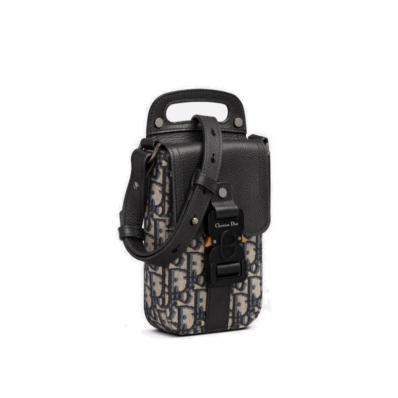 Saddle 附肩帶直式小袋,NT54,000 Saddle 附肩帶直式小袋,NT54,000