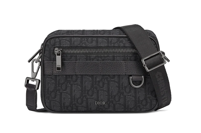 Dior Safari Oblique黑色緹花迷你款肩背包,NT56,000 Dior Safari Oblique黑色緹花迷你款肩背包,NT56,000