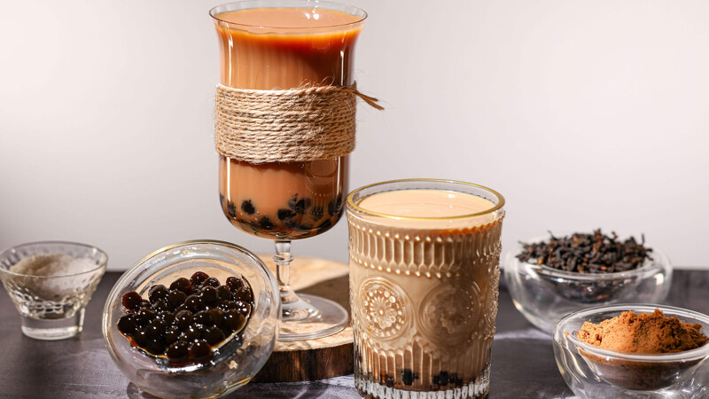 珍珠泰式奶茶(左)、經典珍珠奶茶(右)。 珍珠泰式奶茶(左)、經典珍珠奶茶(右)。