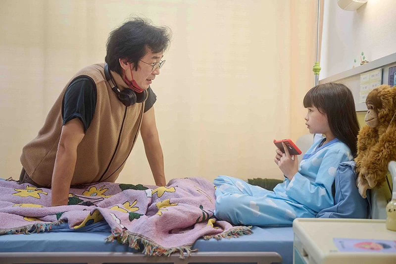 鄭又菲（右）聽完導演魏德聖（左）講解完劇情之後深受感動、毅然答應剃髮演出。