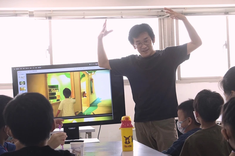 導演魏德聖表示本片有許多表演經驗尚淺的小演員，整個拍攝過程充滿挑戰，圖為導演與小演員講解劇情的實況。