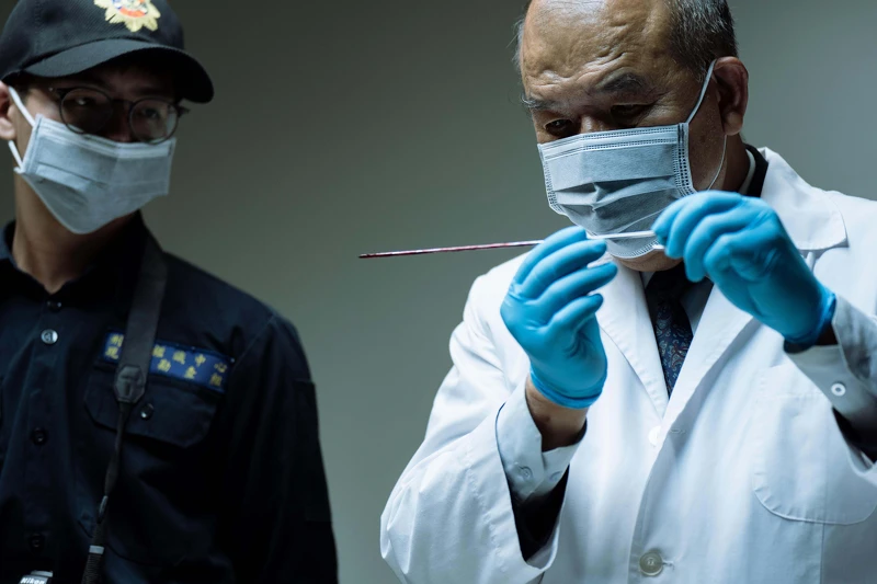 《地獄里長》台灣刑事鑑識學家「阿善師」謝松善(右)驚喜客串法醫一角 《地獄里長》台灣刑事鑑識學家「阿善師」謝松善(右)驚喜客串法醫一角