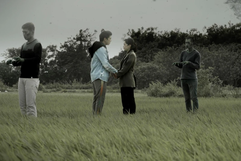 《地獄里長》林哲熹(左二)劇中帶著女友嚴正嵐(右二)進入地獄事業殿 《地獄里長》林哲熹(左二)劇中帶著女友嚴正嵐(右二)進入地獄事業殿