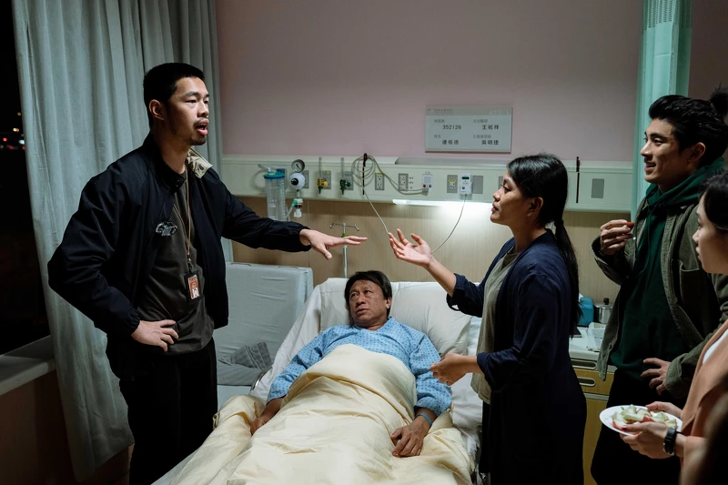 《地獄里長》陳大天(左)劇中聘請看護照顧中風臥病在床的「老爹」游安順 《地獄里長》陳大天(左)劇中聘請看護照顧中風臥病在床的「老爹」游安順