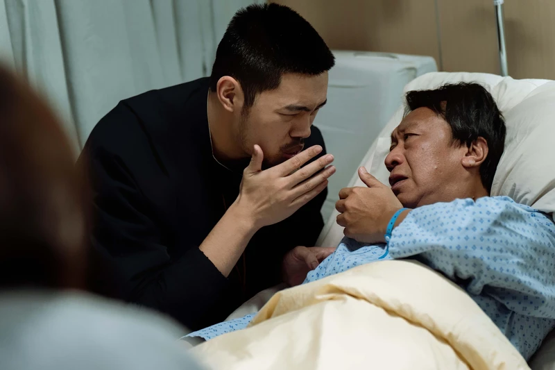 《地獄里長》游安順(右)、陳大天飾演警察父子檔,有多場精彩對手戲 《地獄里長》游安順(右)、陳大天飾演警察父子檔,有多場精彩對手戲