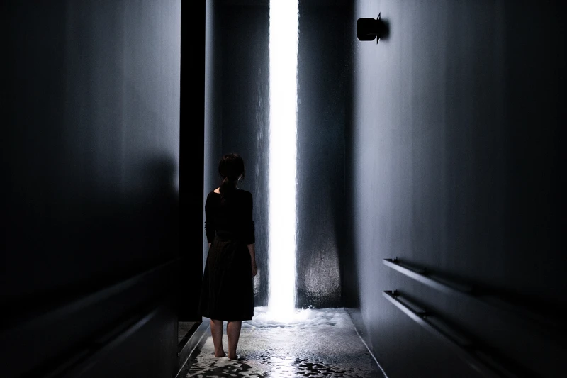 teamLab《柔軟的黑洞——你的身體變成影響另一個身體的空間》© teamLab