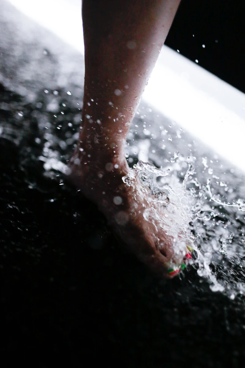 teamLab《柔軟的黑洞——你的身體變成影響另一個身體的空間》© teamLab