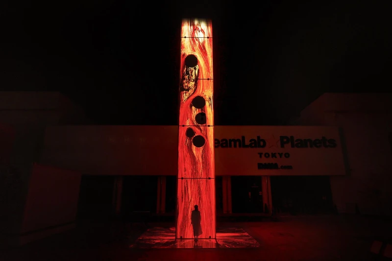 teamLab《從空中噴湧而出的焰粒子世界》© teamLab