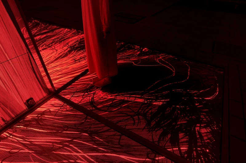 teamLab《從空中噴湧而出的焰粒子世界》© teamLab