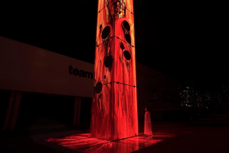 teamLab《從空中噴湧而出的焰粒子世界》© teamLab