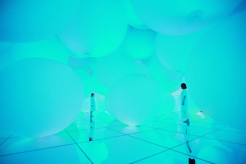 teamLab《變化的空間，擴張的立體存在 - 被平面化的3種顏色與曖昧的9種色彩》© teamLab