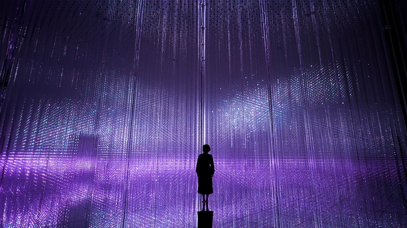 teamLab《無窮無盡的水晶宇宙》© teamLab