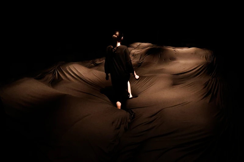 teamLab《柔軟的黑洞——你的身體變成影響另一個身體的空間》© teamLab