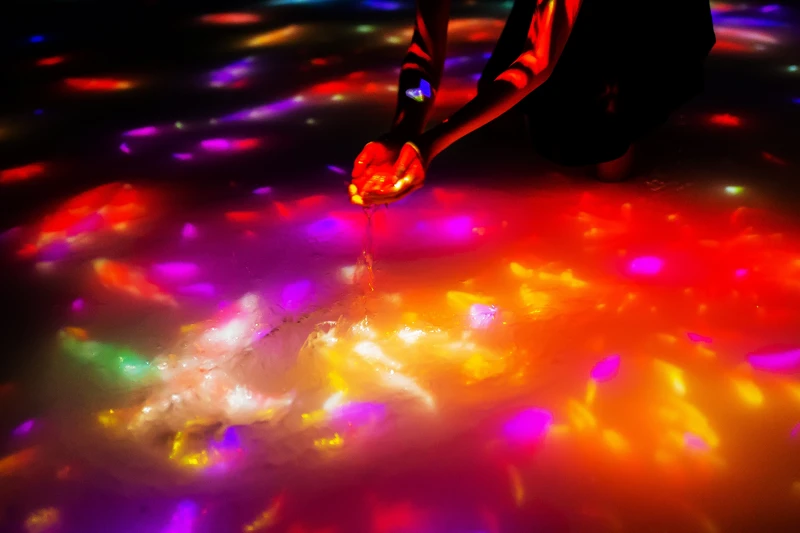 teamLab《錦鯉與人共舞所描繪之水面圖──無限》© teamLab