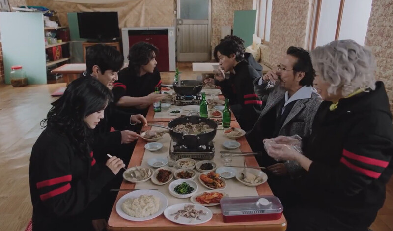 《驅魔麵館2》哈娜(左一)被迫帶導輝(左二)和夥伴一起吃飯，所有人都好奇他們的關係