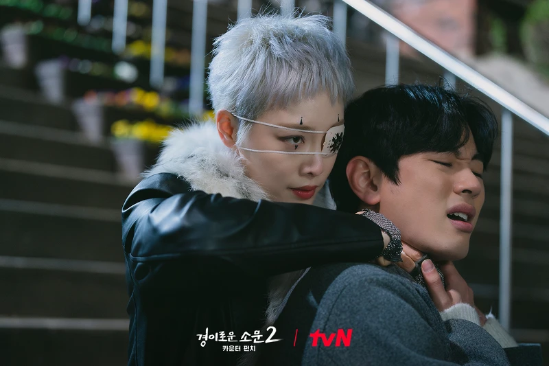 《驅魔麵館2》蓋莉(左)揚言殺了導輝(右)