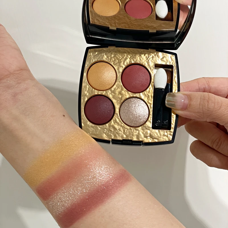 香奈兒拜占庭珠寶四色眼影(#308宮廷)手部試色。 香奈兒拜占庭珠寶四色眼影(#308宮廷)手部試色。