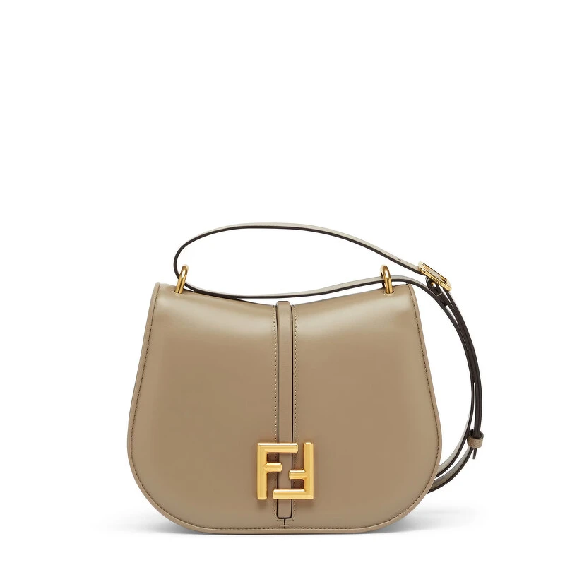 Fendi C’Mon馬鞍包,中型NT$91,000、小型NT$76,000、超迷你NT$38,000。 Fendi C’Mon馬鞍包,中型NT$91,000、小型NT$76,000、超迷你NT$38,000。