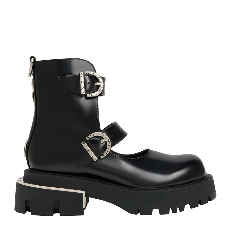 CHARLES & KEITH x Henn Kim 心臟鉚釘厚底靴 NT$4,190。 CHARLES & KEITH x Henn Kim 心臟鉚釘厚底靴 NT$4,190。