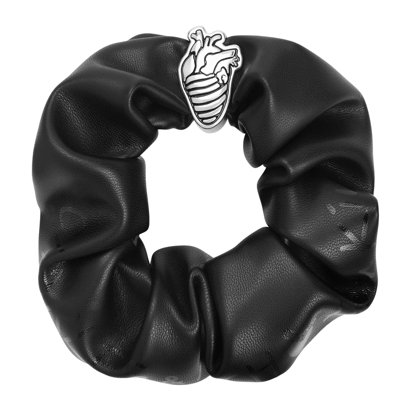 CHARLES & KEITH x Henn Kim 心臟抓皺髮圈 NT$590。 CHARLES & KEITH x Henn Kim 心臟抓皺髮圈 NT$590。