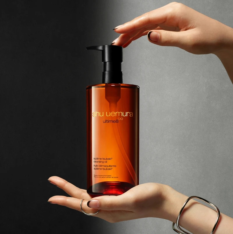 植村秀山茶花精萃奢養潔顏油產品情境。 植村秀山茶花精萃奢養潔顏油產品情境。