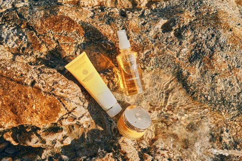 L'OCCITANE蠟菊賦活系列洗卸品升級情境照。 L'OCCITANE蠟菊賦活系列洗卸品升級情境照。