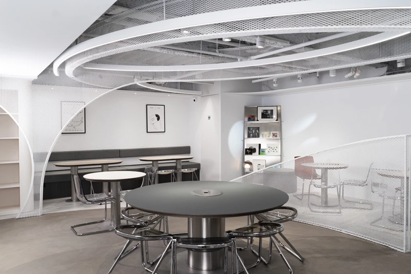 整體空間以白灰色為基底。