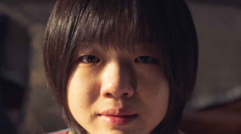 《假面女郎》金美貌看著媽媽小時候影像，說著夢想被大家喜歡，獨自流淚令網友鼻酸